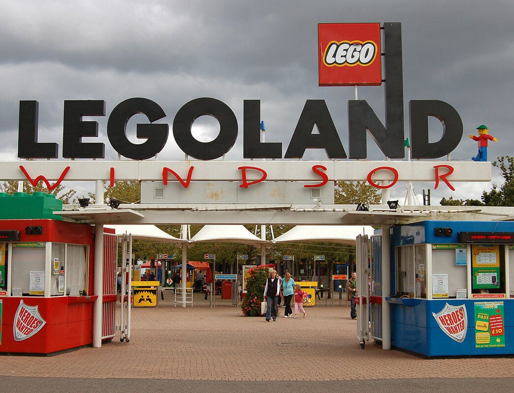 1200px-Entrance_to_Legoland_Windsor-aspect-ratio-785-600